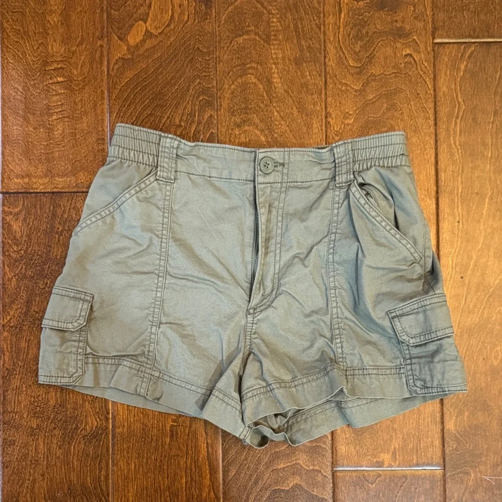 Hollister Women's Sage Cargo Shorts NWOT - Picture 1 of 4